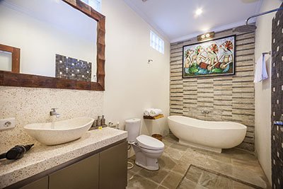the bathroom with bathtub
